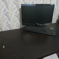 کامپیوتر همراه با میز