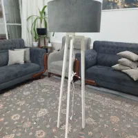 آباژور ایستاده