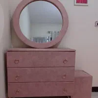 دسته چوبی و میز آرایش و میز وسط