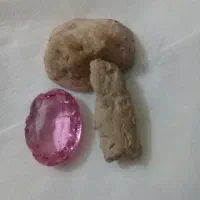 ۳تاسنگ یاقوت رز ۴۰قیراطی دوتا سنگ کهنه وقدیمی