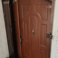 درب در ورودی اپارتمان آپارتمان