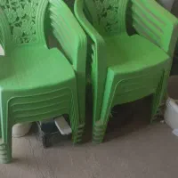 ده عدد صندلی پلاستیکی سبز رنگ