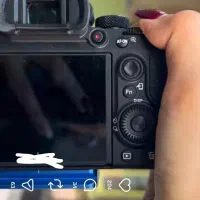 همکار خانم برای عکاسی و تولید محتوا