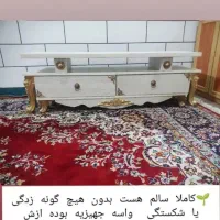 میز زیر تلویزیون
