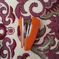 چرخ خیاطی دستی وتعدادی آچار وپیچ گوشتی وانبردست