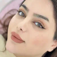 یک نفر خانوم با تتو‌قدیمی جهت مدل کرکی مویی