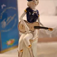 مجسمه‌چینی‌بانو‌ نوازنده