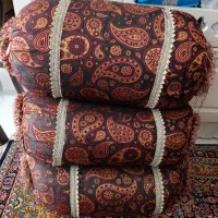 سه عدد پشتی گرد بزرگ