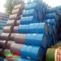 سه عدد بشکه و یک تخته و فرغون