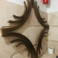 قاب آیینه تمام چوب و تاج بالای تخت دخترانه