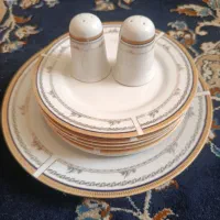 مقداری ظرف و ظروف آشپزخانه