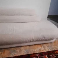 یک عدد کاناپه سه نفره