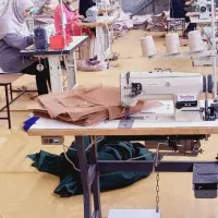 چرخکار خیاط فقط آقا لنجان در کارخانه چادر مسافرتی