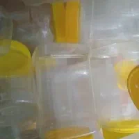 تعدادی بطری پلاستیکی.