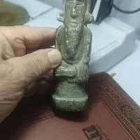 تندیس پیرمردی با نقش چهره ای درکف