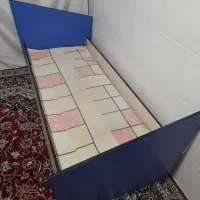 تخت خواب و کتابخانه