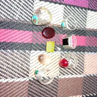 تعدادی سنگ و تعدادی انگشتر