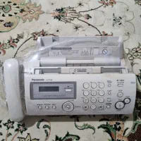 یک تلفن فکس و یک ماشین حساب رولی