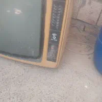 تلوزیون زرد قدیمی بزرگ