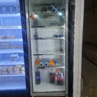 دوتا یخچال ایستاده جلو شیشه