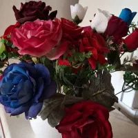 گل رز و گلدان سرامیکی