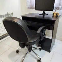 میز تحریر و کامپیوتر