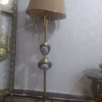 آباژور ایستاده