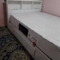 تخت دو نفره سفید با تشک