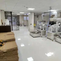 یک نفر همکار خانوم‌ یا اقا