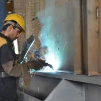 کارگر فنی و جوشکار برق یا co2