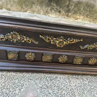 کتیبه چوبی طرحدار و میل پرده