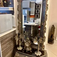 آینه و کنسول‌ و شمعدان و ساعت
