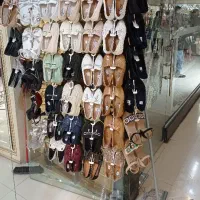 فروشنده آقا برای کار در کفش فروشی زنانه