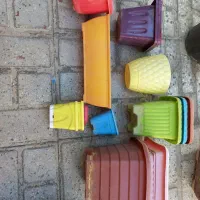 تعدادی گلدان و آبپاش