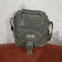 تعدادی کیف شیک و شال و روسری