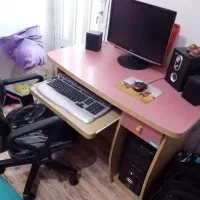 کامپیوتر سیستم کامل با میز و صندلی