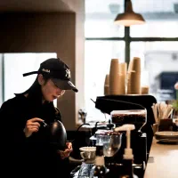 همکارخانم جوان باپوشش اراسته وخوش بیان