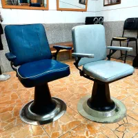 دو عدد صندلی آرایشگری ثابت فلزی.