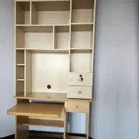 کتابخانه و میز