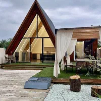 کلبه-سوئیسی-استخردار-چسبیده-به-جنگل