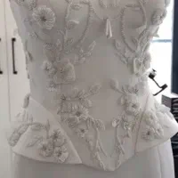 به خیاط مزون دوز و یک فروشنده  نیازمندیم