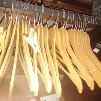 تعدادی چوب آویز وگیره شلوار