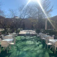 استخدام در هتل و کافه