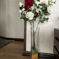 گلدان با گل مصنوعی