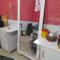 دو عدد صندلی دوتا اینه یه سرشور.|آرایشگاه و سالنهای زیبایی|گالیکش, |دیوار