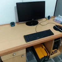 کامپیوتر با میز و همه تجهیزات