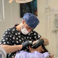 کلینیک دندانپزشکی دکتر وحدت احمدی