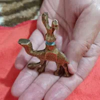 سرمه دان قدیمی برنجی دکوری با تصویر شتر وباسر خروس|کلکسیون اشیاء عتیقه|ارومیه, |دیوار