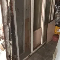 پنجره اهنی با چهار چوب رنگ شده