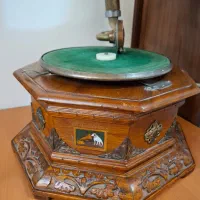 گرامافون چوبی دست ساز بسیار قدیمی